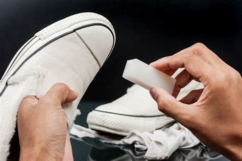 weiße stoffschuhe wieder weiß bekommen